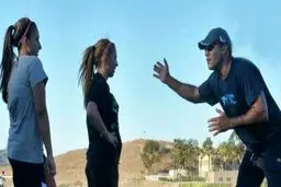 عابدزاده در حال آموزش دروازه بانی به دختران آمریکایی+ عکس