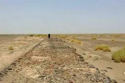 طوفان شن از جاده کهن سنگ‌فرش کویر پرده برداشت +عکس