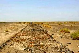 طوفان شن از جاده کهن سنگ‌فرش کویر پرده برداشت +عکس