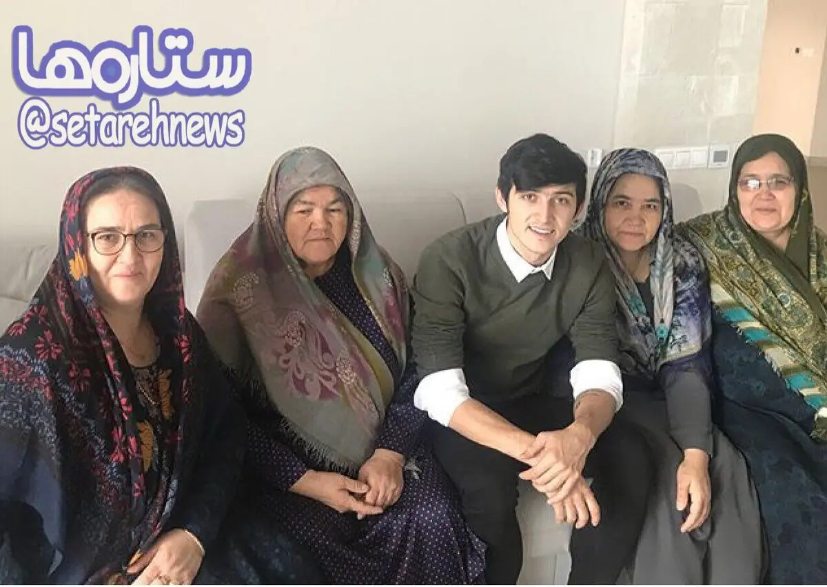 عکس یادگاری سردار آزمون با خاله هایش در روسیه