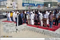 اقامه نماز در مسجد ویران شده بحرین/تصاویر