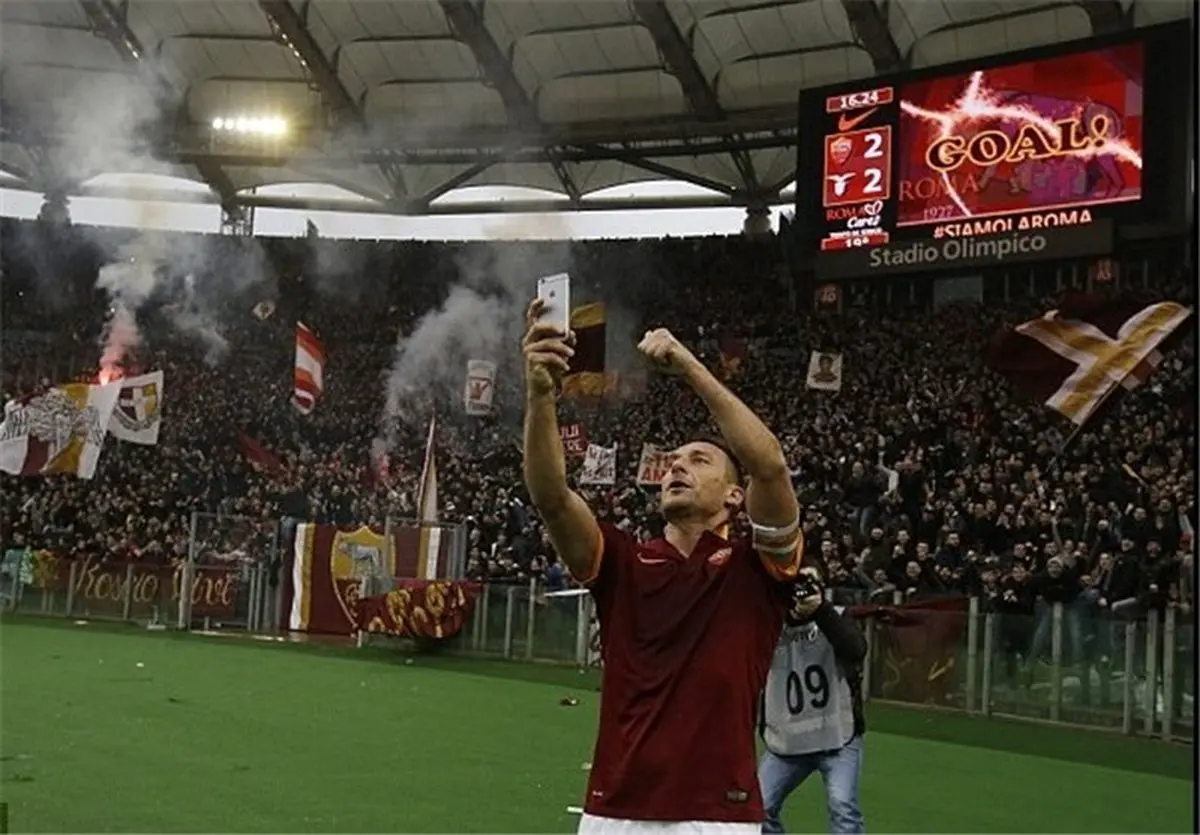 سلفی جالب توتی وسط زمین فوتبال/ عکس