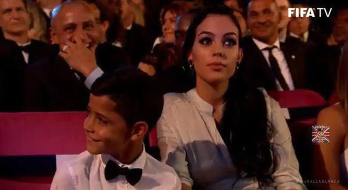 نگاه تمسخر آمیز پسر رونالدو به لیونل مسی/عکس