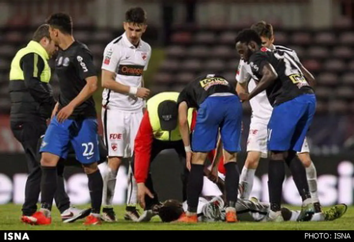 مرگ فوتبالیست کامرونی در جریان بازی/ عکس
