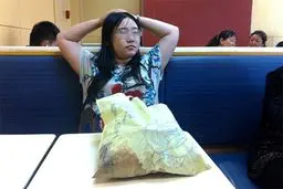 دختری که به دلیل جدایی از نامزدش یک هفته در فست فود زندگی کرد+ عکس