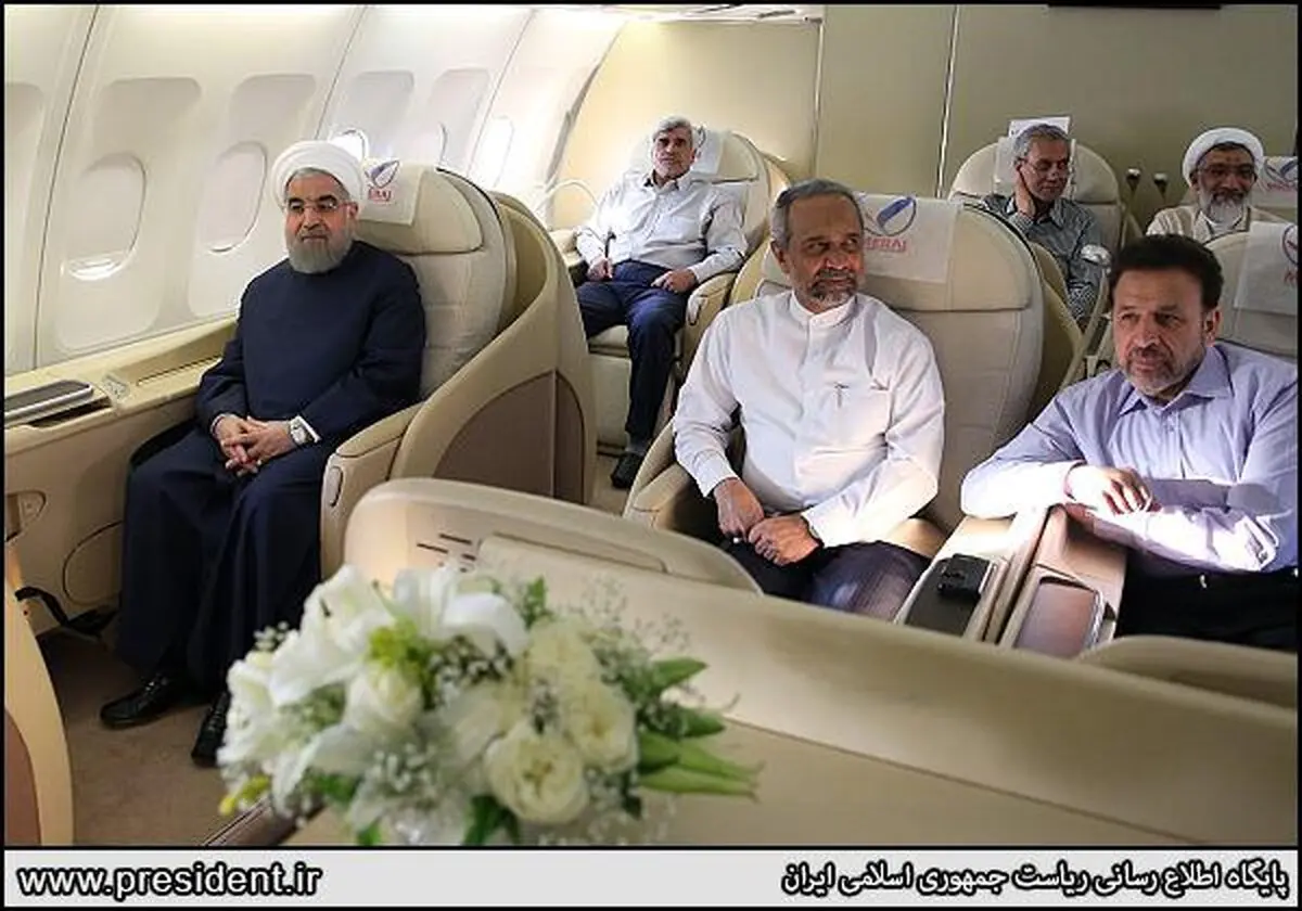 روحانی و هئیت همراه در هواپیما /عکس