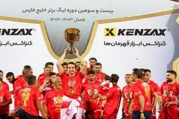 لحظه‌ بالا بردن جام قهرمانی توسط پرسپولیسی‌ها