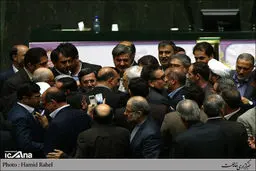عکس گرفتن نمایندگان مجلس از ظریف در صحن علنی