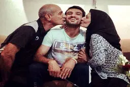عکس جالب مدافع سرباز تیم ملی در کنار پدر و مادرش