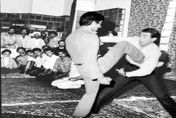 تصویری دیده نشده از امام خمینی در حال تماشای مبارزه دو جوان