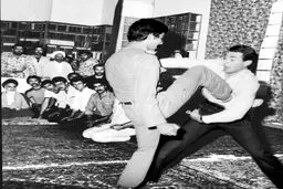 تصویری دیده نشده از امام خمینی در حال تماشای مبارزه دو جوان