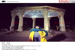 آزاده صمدی در کنار آرامگاه حافظ / عکس