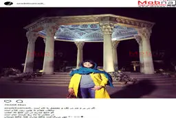 آزاده صمدی در کنار آرامگاه حافظ / عکس