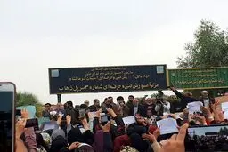 حضور مقام معظم رهبری در جمع مردم سرپل ذهاب/عکس