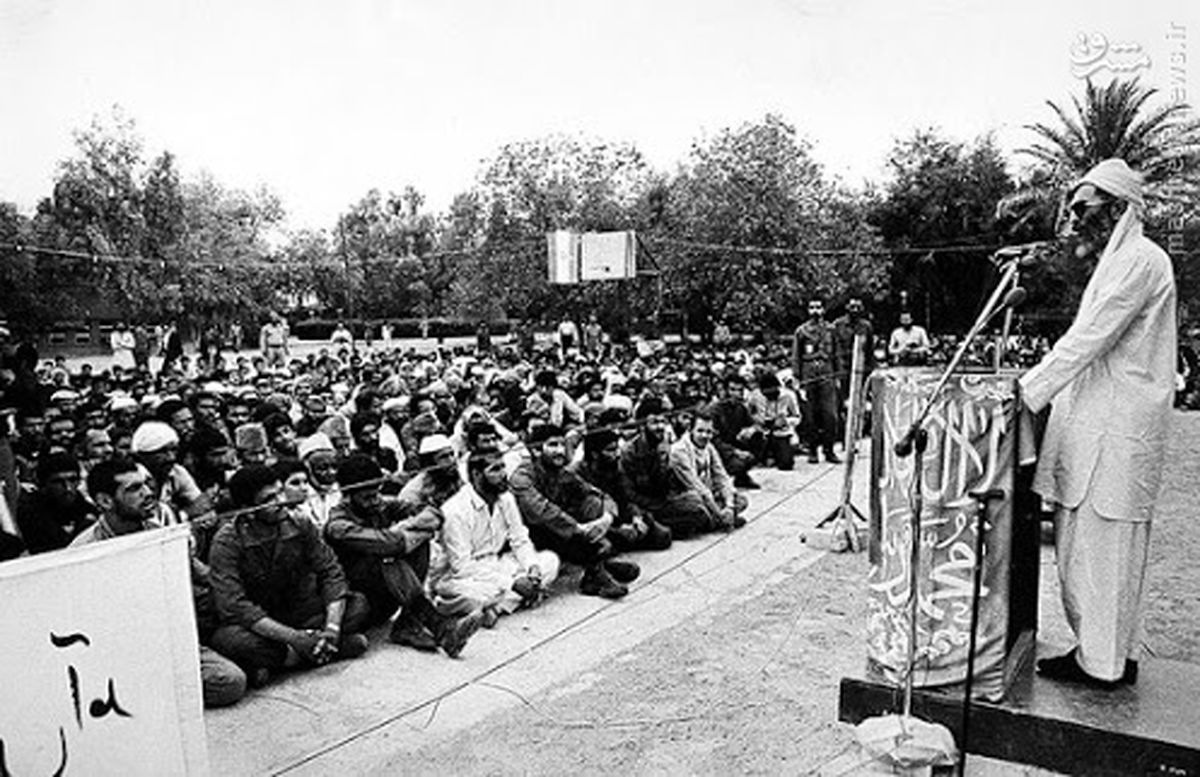 عکس کمتر دیده شده از رهبر انقلاب با لباس بلوچ