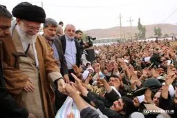 تصاویری دیده نشده از حضور رهبر انقلاب در بین مردم زلزله زده کرمانشاه