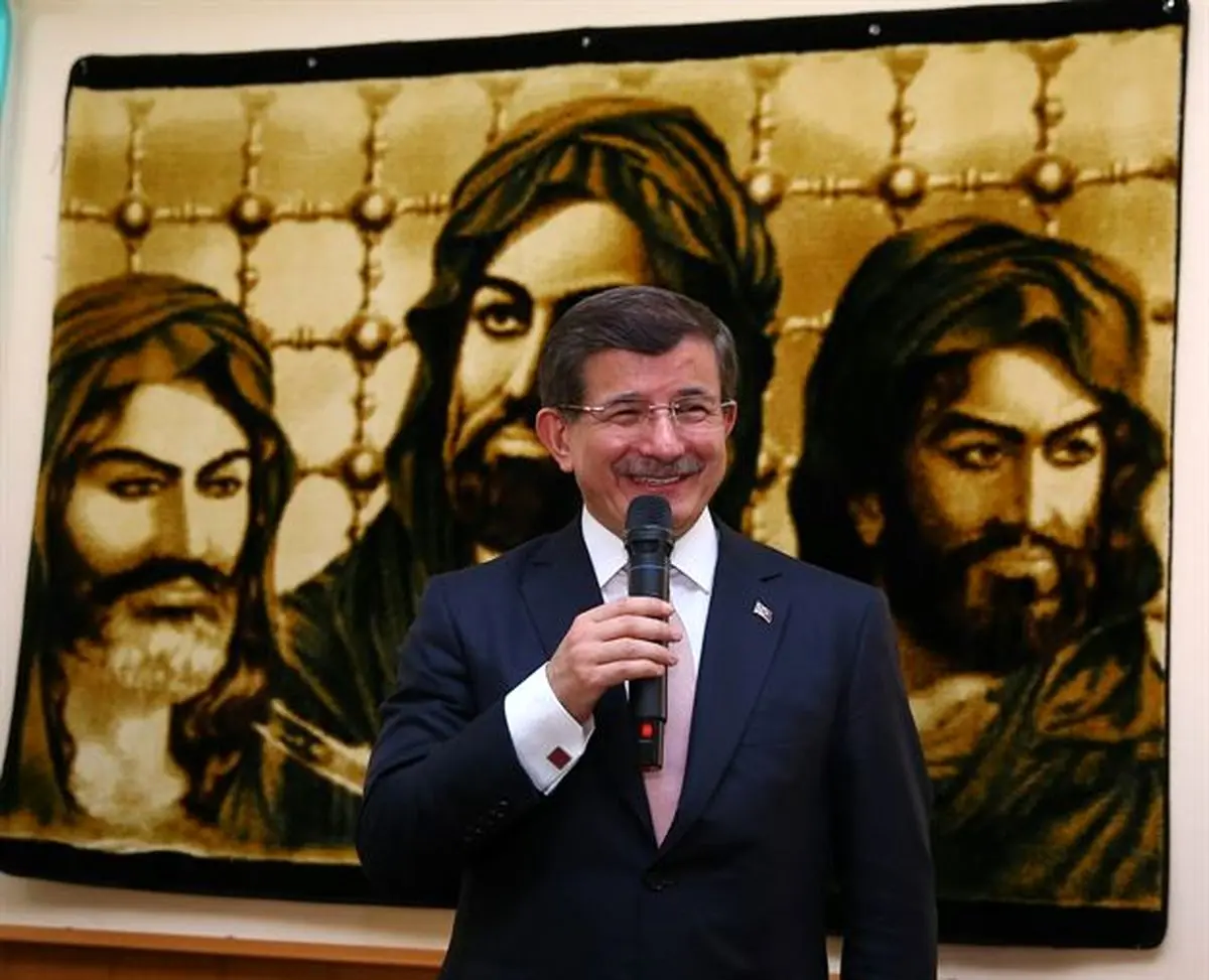 اولین دیدار یک نخست‌وزیر ترکیه از مسجد علوی‌ها/ هدیه شمشیر ذوالفقار به داوود اوغلو +عکس