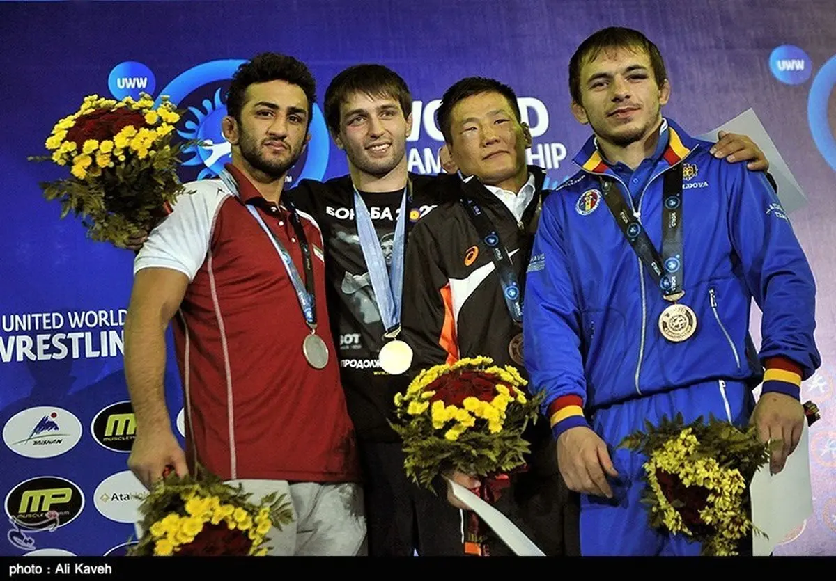 مدال نقره، برای کشتی‌گیر وزن 65 کیلوگرم/ عکس