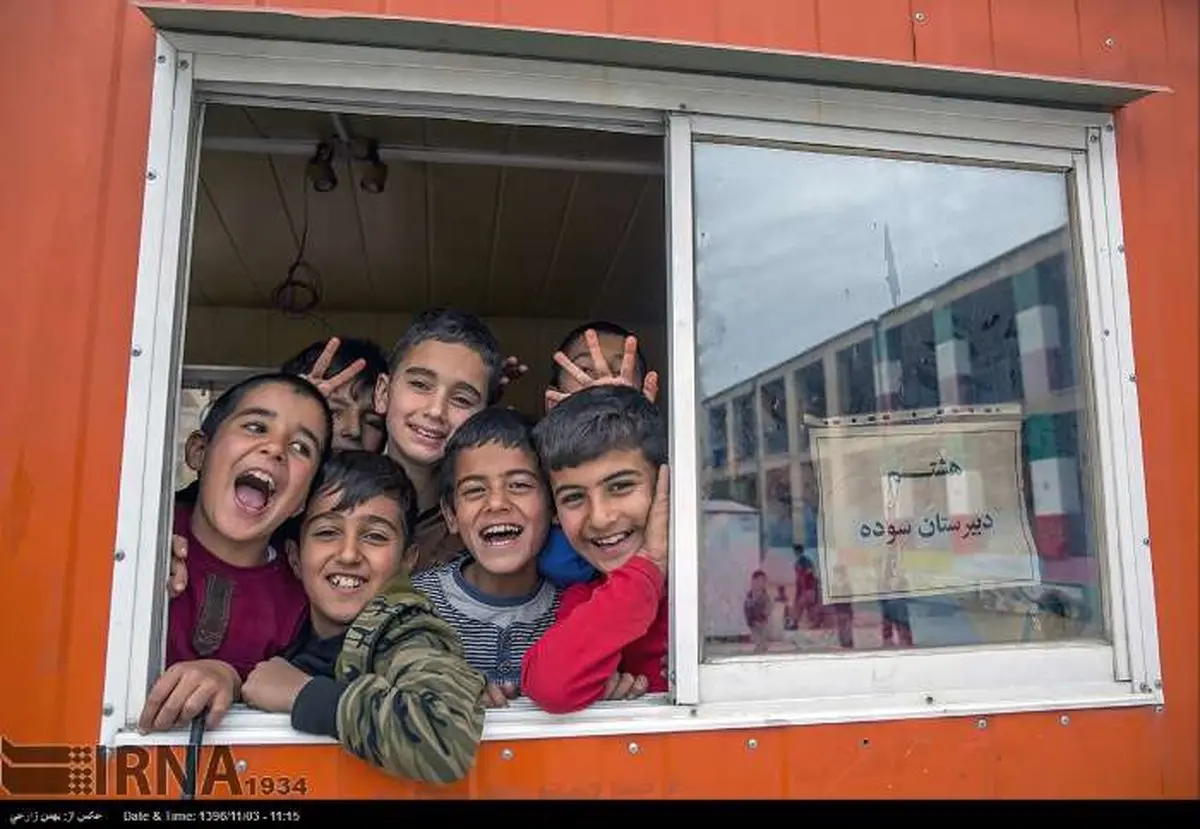 تصاویری از شادی های کودکانه دانش آموزان سرپل ذهاب در کانکس های درس