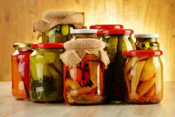 آیا باید حتما همراه غذایمان ترشی بخوریم؟!