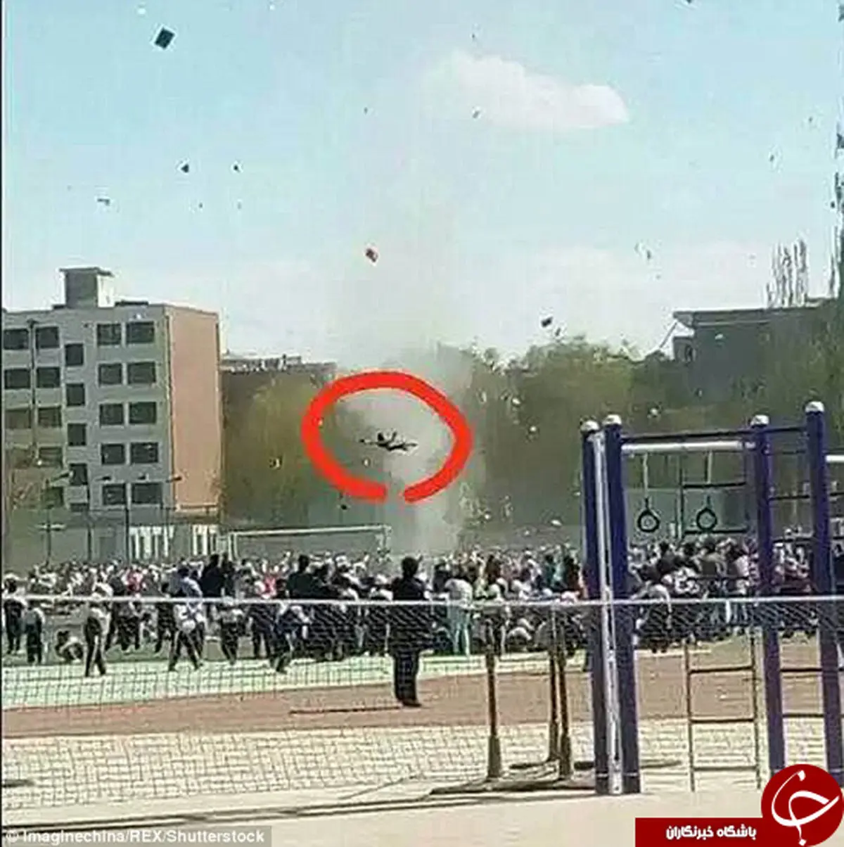 طوفان دانش‌آموز را در آسمان معلق کرد + تصاویر