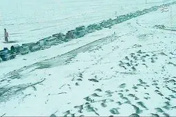 گرفتار شدن خودروها در برف اتوبان ساوه - تهران/عکس