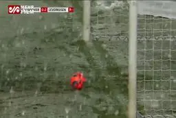 ببينيد: وقتی برف از گل شدن توپ جلوگیری می‌کند