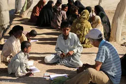 معلمی که شما را ۴۵ ساعته باسواد می کند