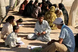 معلمی که شما را ۴۵ ساعته باسواد می کند
