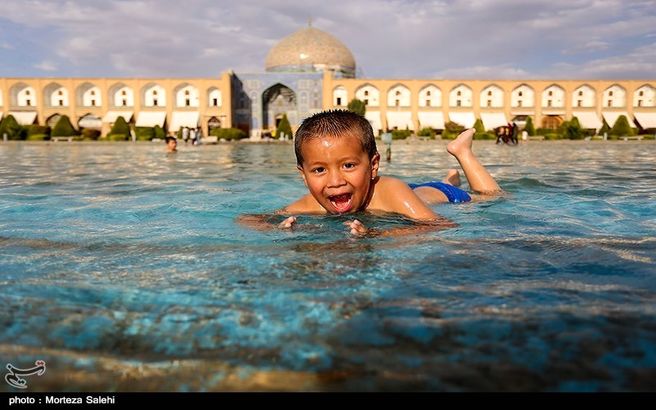 تصاویری از آب بازی کودکان در نقش جهان اصفهان