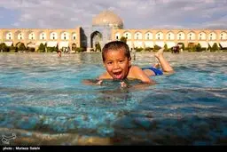 تصاویری از آب بازی کودکان در نقش جهان اصفهان