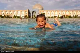 تصاویری از آب بازی کودکان در نقش جهان اصفهان