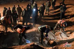 تصاویری از بیرون کشیدن اجساد از گورهای دسته جمعی داعش