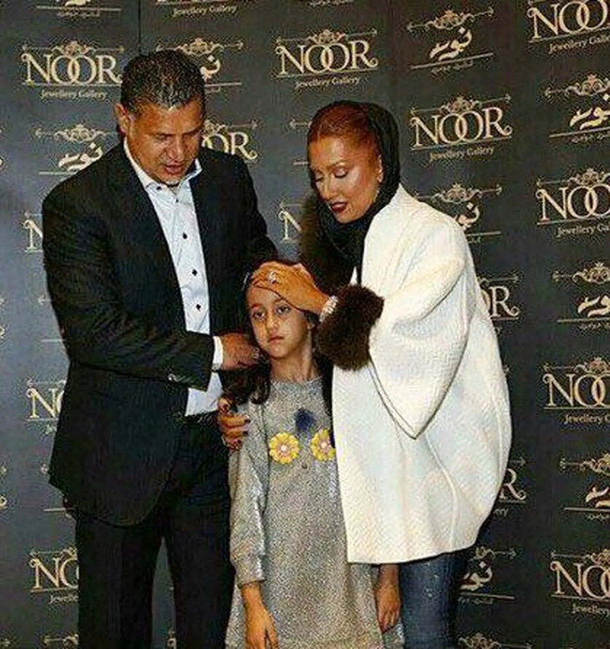 تصویری از على دايى در كنار همسر و دخترش