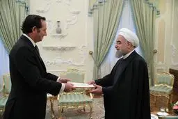 تقدیم استوارنامه سفرای شش کشور به روحانی/تصاویر