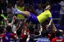 حرکت جالب فوتسالیست های ایران با ستاره افسانه ای برزیلی ها + عکس