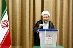 آیت الله آملی لاریجانی رأی خود را به صندوق انداخت