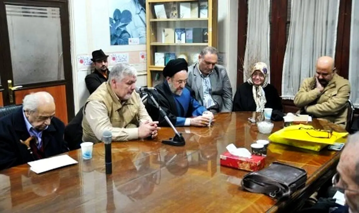 تصویری از آخرین لحظات زندگی استاد مشفق کاشانی در کنار سیدمحمد خاتمی