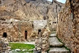 تصاویری جالب از زندگی در دل سنگ و دامنه کوه لنگر