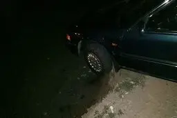 نجات خودرو از لبه پرتگاهی در غرب تهران!/تصاویر