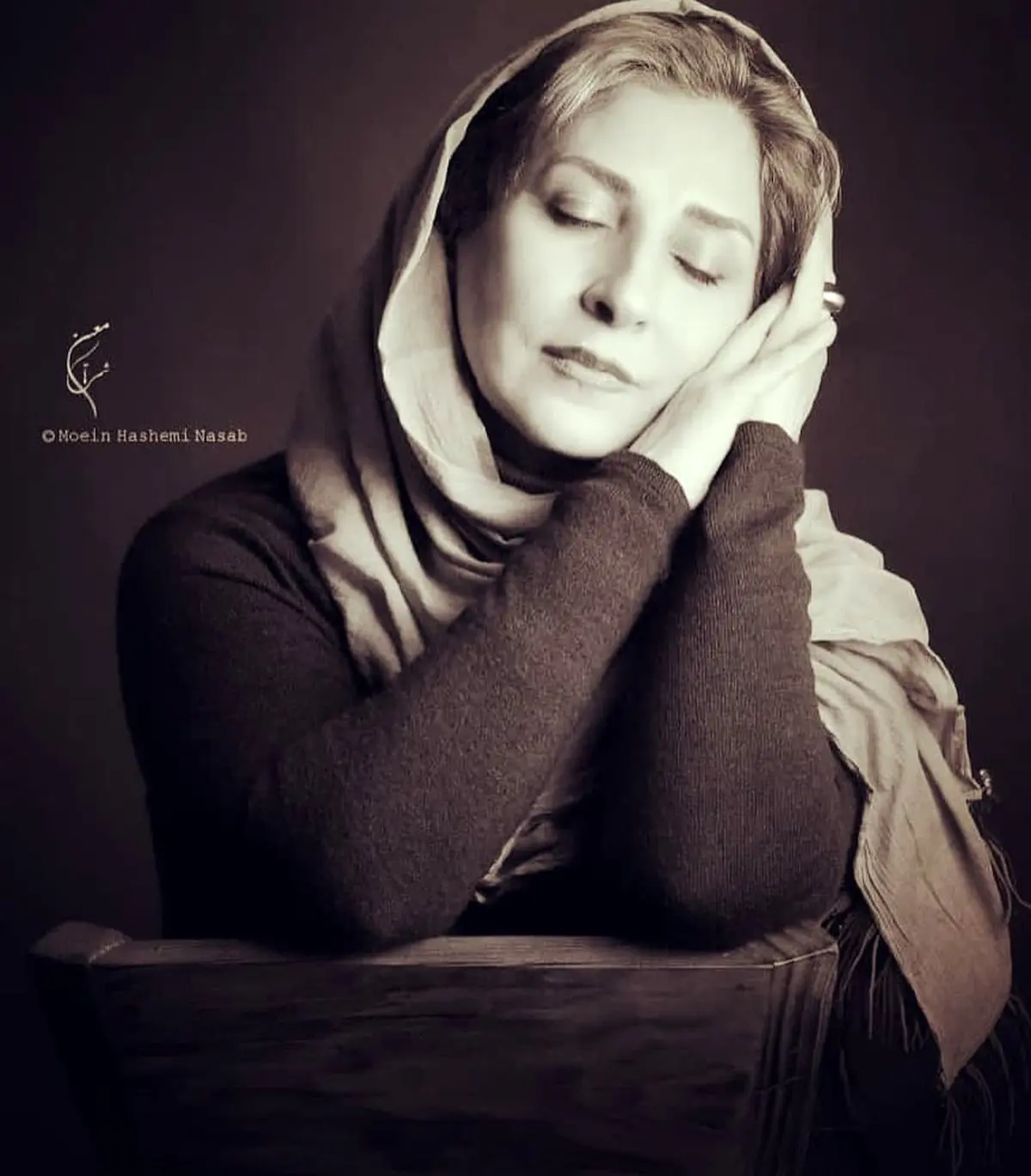 پوزیشن جالب مرجانه گلچین در جدیدترین عکسش