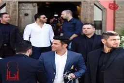محمدرضا گلزار در کنار بادیگاردهایش/ عکس