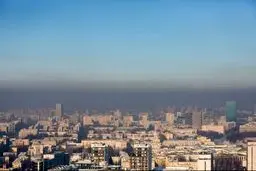 چند سکانس تصویری از شهری با آسمان دودی و مه آلود