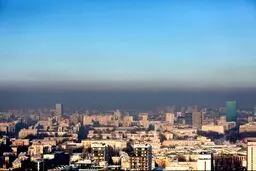 چند سکانس تصویری از شهری با آسمان دودی و مه آلود