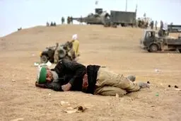 خواب آرام یک رزمنده در حاشیه عملیات موصل/عکس