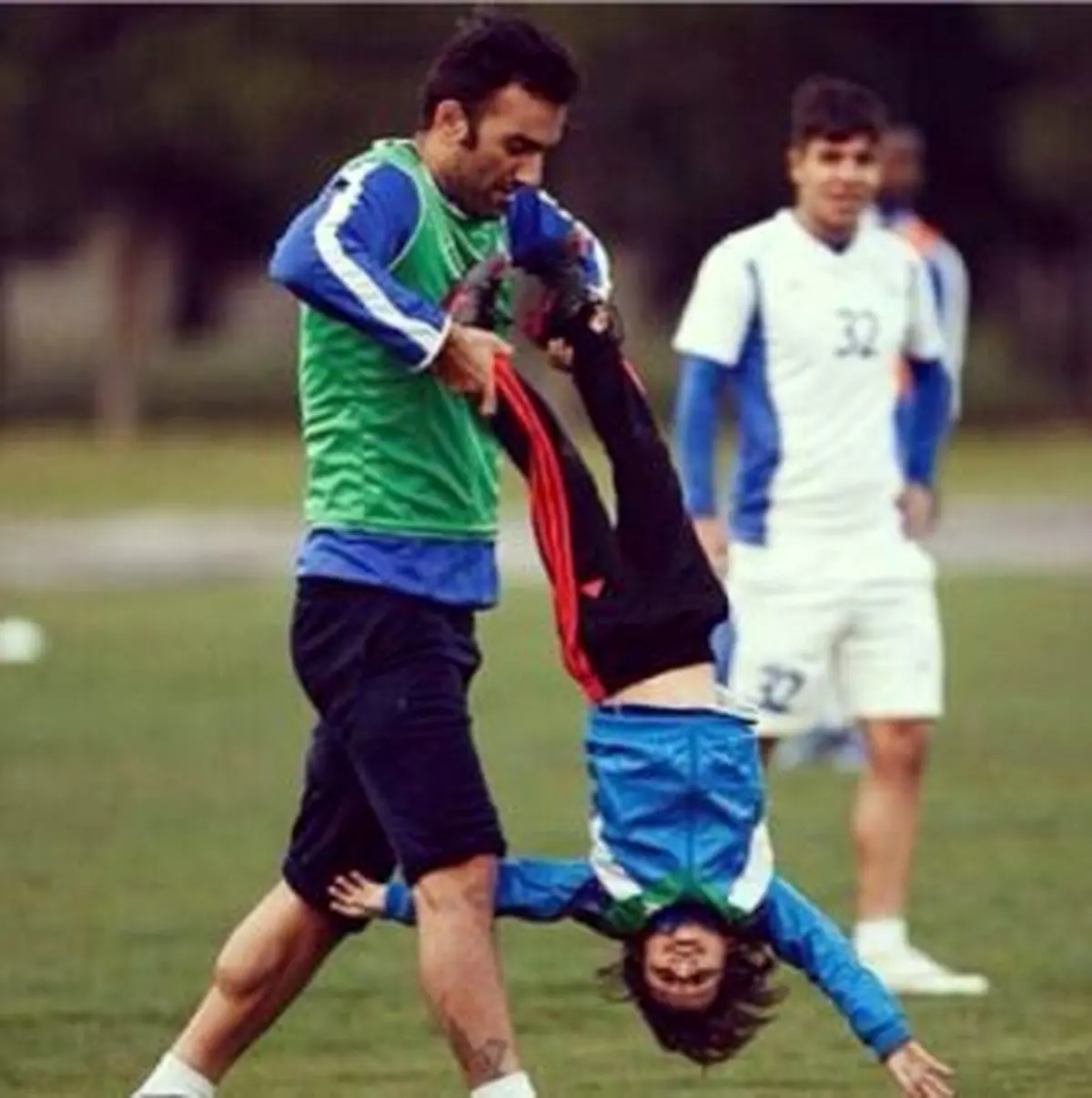 شوخی عجیب حنیف با یک کودک/عکس