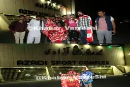 حضور هواداران سرخابی بیرون از ورزشگاه آزادی کمتر از 22 ساعت تا شروع دربی/عکس