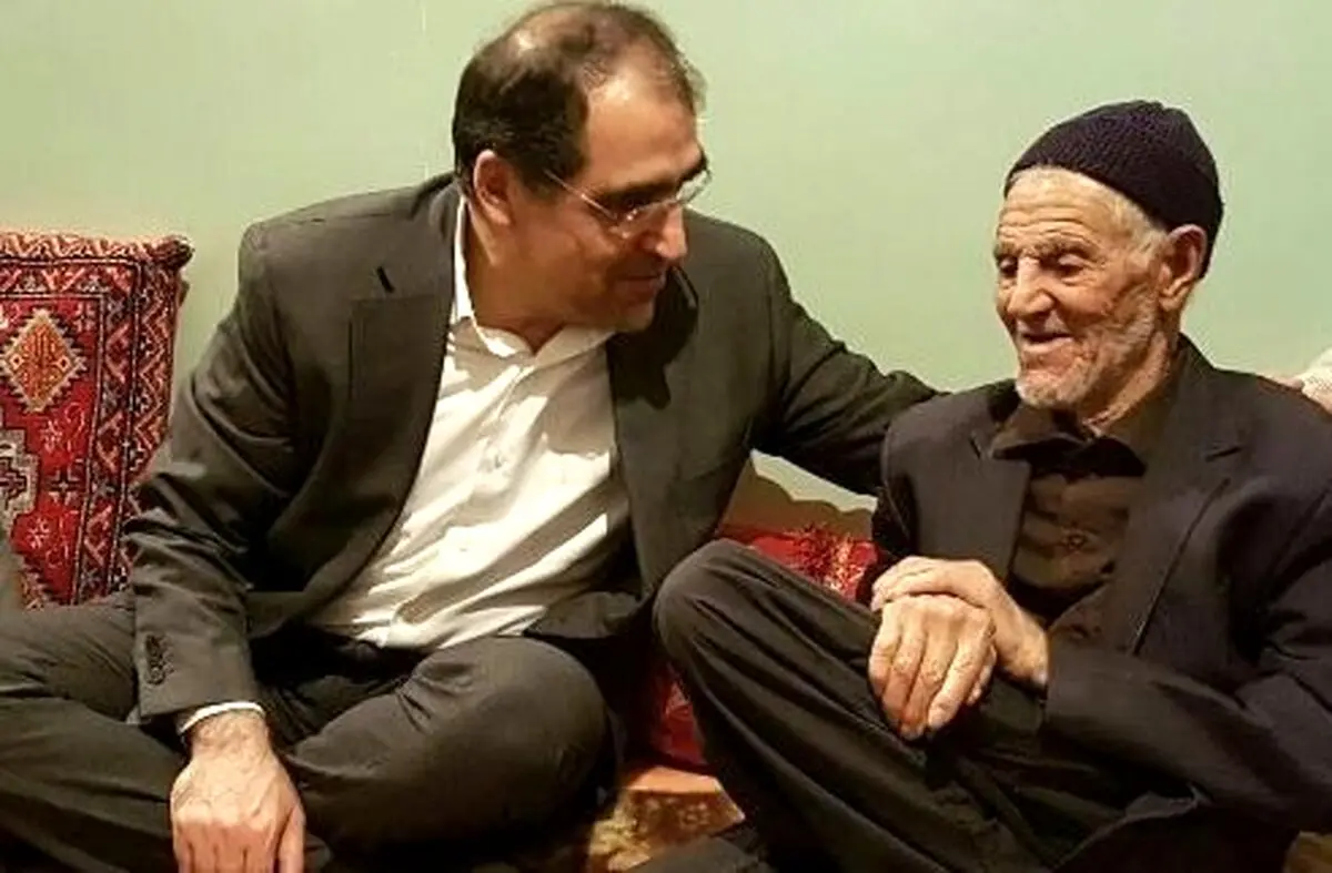 دیدار وزیر بهداشت و پدر سردار سلیمانی در یک روستا/ عکس