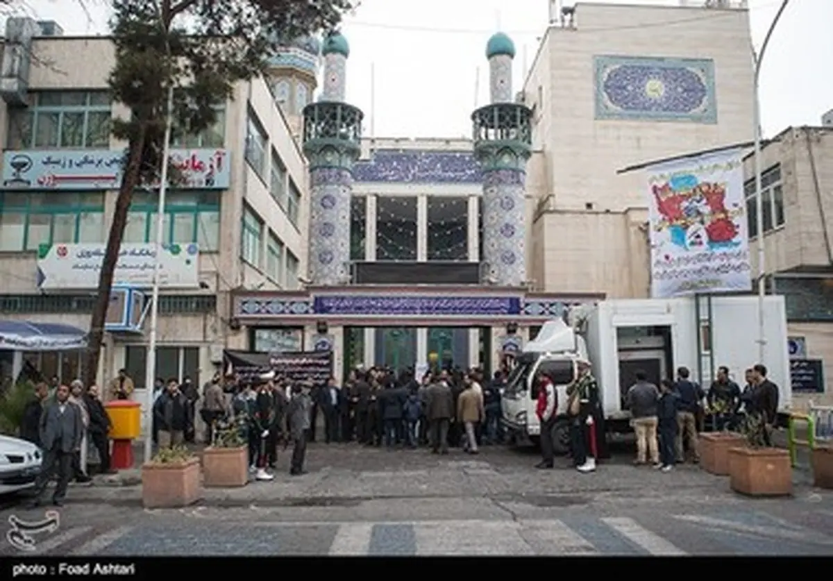 حاشیه‌های مجلس ترحیم مادر محمود احمدی‌ نژاد با حضور سعید مرتضوی، حسین شریعتمداری، دانش جعفری و ...