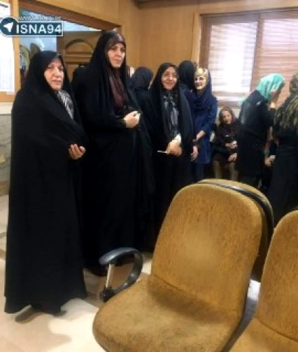 حضور مولاوردی ، معاون امور زنان و خانواده رییس جمهور در مسجد امیر برای رای دادن/عکس
